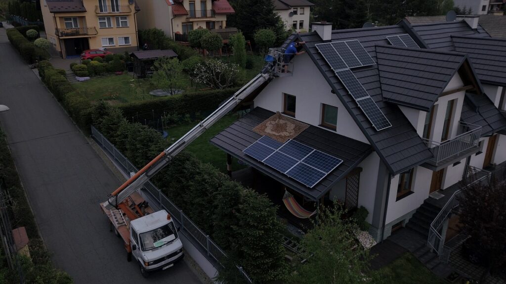 Prace z podnośnikami koszowymi - remont dachu malowanie krokwi Bochnia BASTMAL